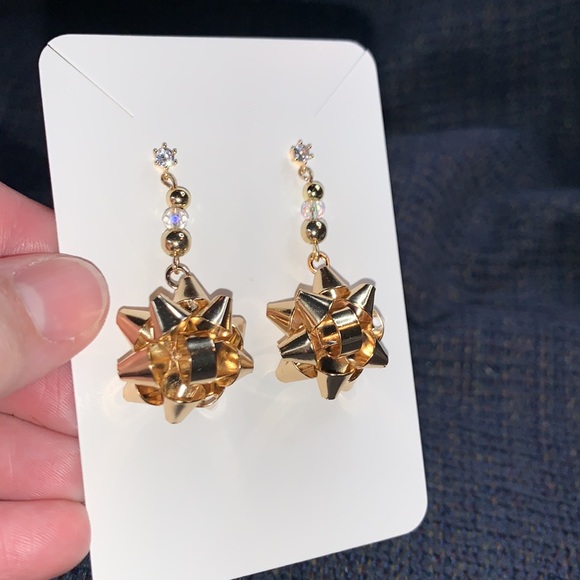 Hand Crafted 🎄 Holiday Themed Dangle Earrings - Picture 5 of 7